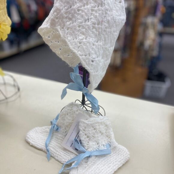 Vintage White Knit Baby Bonnet and Booties with Blue Ribbon - Picture 4 of 6